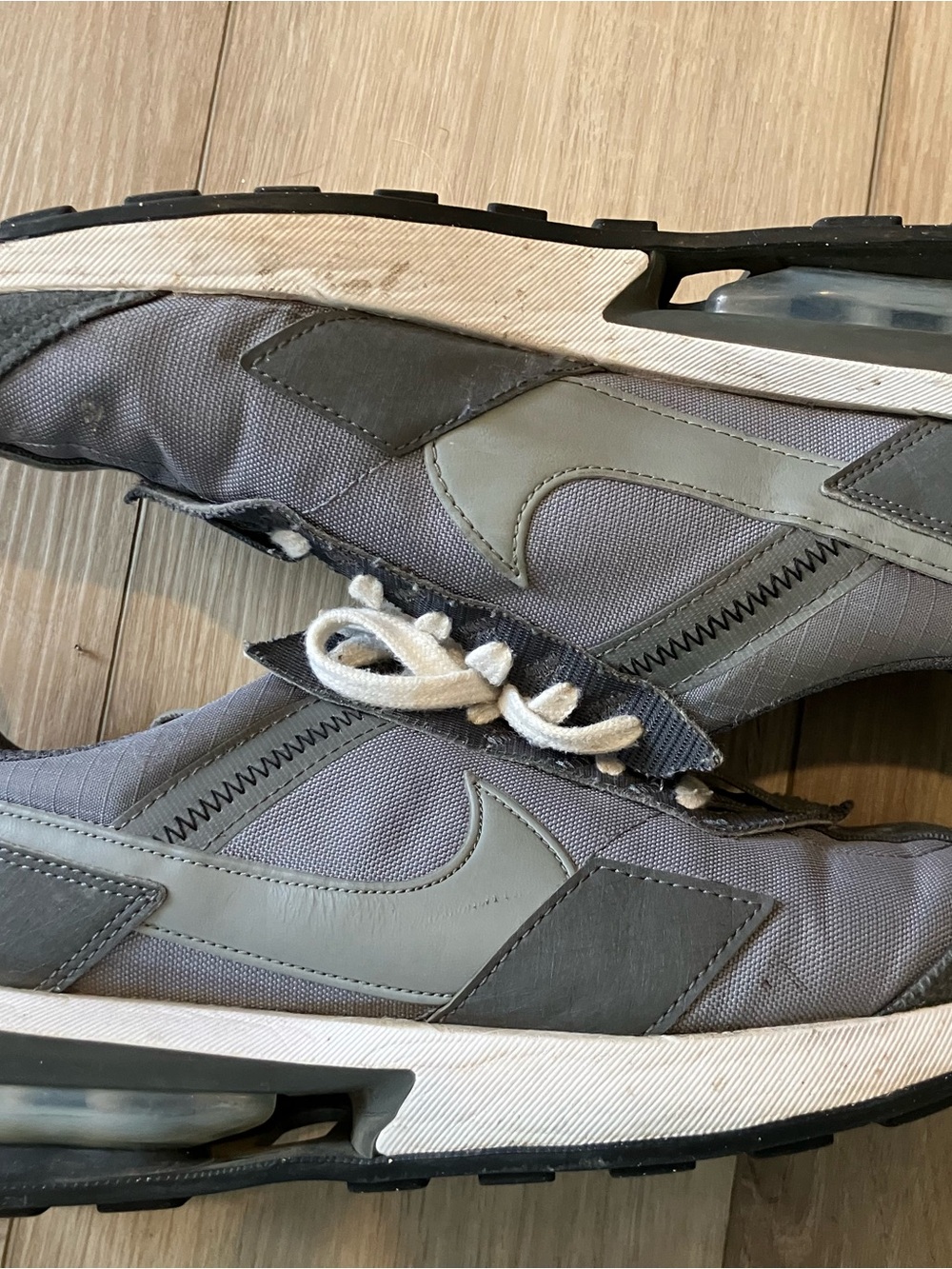 Nike Men’s Grey Running Sneakers with White Accents